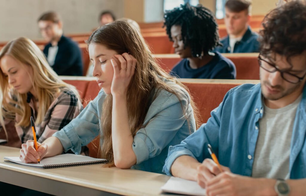 Neuropsychologie de l&rsquo;Expatriation : Comprendre la Courbe en U (U-Curve) pour Réussir ses Études à l&rsquo;Étranger