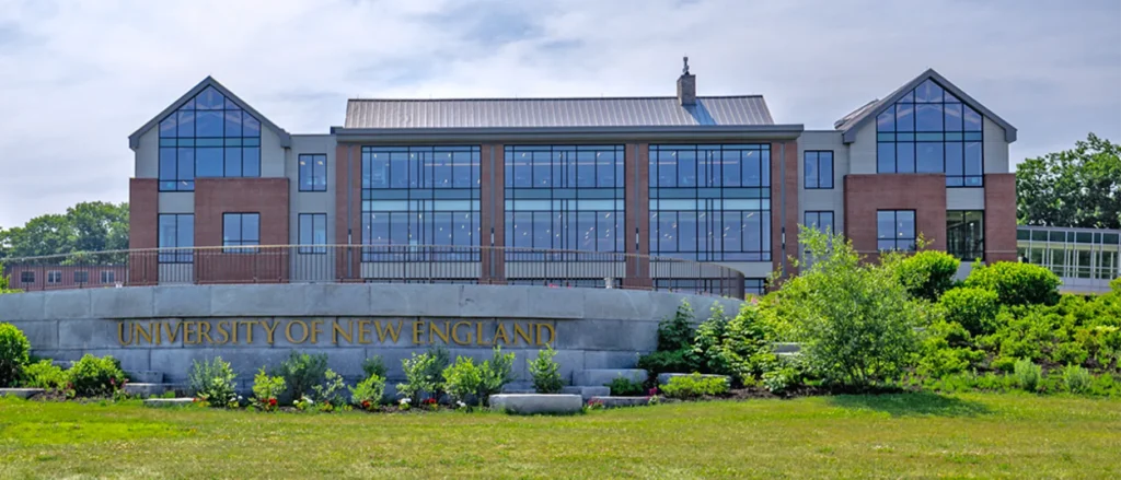 University of New England (UNE)